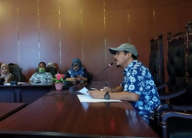 Plt Kepala BKD Maluku Utara, Zulkifli Bian, (kameja motif biru).