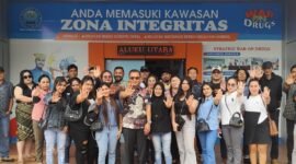 Kepala BNNP Malut, Kombes Pol Taryono Raharja bersama 18 perwakilan tempat Karaoke dan Pub usai menandatangani komitmen cegah narkoba.