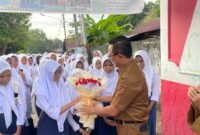 Kadikbud Maluku Utara, Abubakar Abdullah, menyerahkan bucket bunga secara simbolis sebagai tanda penjemputan Pemprov kepada siswa baru. || Doc : kadedata.id