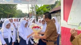 Kadikbud Maluku Utara, Abubakar Abdullah, menyerahkan bucket bunga secara simbolis sebagai tanda penjemputan Pemprov kepada siswa baru. || Doc : kadedata.id