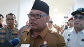 Sekda Provinsi Maluku Utara, Samsuddin A. Kadir, menyampaikan keterangan kepada awak media usia mengikuti serangkaian kegiatan sosialisasi P4GN dan tes urine ASN dilingkungan Pemprov Malut, Senin (14/7/2025). || Doc : kasedata.id