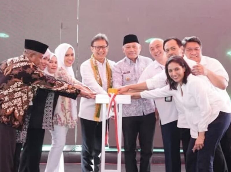 Menkes RI secara sama-sama menekan tombol serine sebagai penanda dimulainya pembangunan rumah sakit Sanana || Foto : karno_kasedata