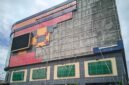 Dinding depan Plaza Gamalama Modern (PGM) yang terletak dibagian barat ambruk mengakibatkan warga dan PKL sekitar bangunan panik. Peristiwa jatuhnya ACP ini terjadi sekitar pukul 12.35 WIT, Jum'at (18/7/2025). || Doc : Karsi_kasedata.id