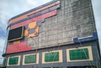 Dinding depan Plaza Gamalama Modern (PGM) yang terletak dibagian barat ambruk mengakibatkan warga dan PKL sekitar bangunan panik. Peristiwa jatuhnya ACP ini terjadi sekitar pukul 12.35 WIT, Jum'at (18/7/2025). || Doc : Karsi_kasedata.id