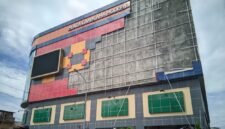Dinding depan Plaza Gamalama Modern (PGM) yang terletak dibagian barat ambruk mengakibatkan warga dan PKL sekitar bangunan panik. Peristiwa jatuhnya ACP ini terjadi sekitar pukul 12.35 WIT, Jum'at (18/7/2025). || Doc : Karsi_kasedata.id