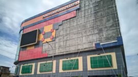 Dinding depan Plaza Gamalama Modern (PGM) yang terletak dibagian barat ambruk mengakibatkan warga dan PKL sekitar bangunan panik. Peristiwa jatuhnya ACP ini terjadi sekitar pukul 12.35 WIT, Jum'at (18/7/2025). || Doc : Karsi_kasedata.id