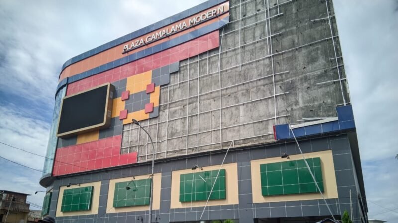 Dinding depan Plaza Gamalama Modern (PGM) yang terletak dibagian barat ambruk mengakibatkan warga dan PKL sekitar bangunan panik. Peristiwa jatuhnya ACP ini terjadi sekitar pukul 12.35 WIT, Jum'at (18/7/2025). || Doc : Karsi_kasedata.id