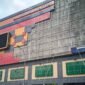 Dinding depan Plaza Gamalama Modern (PGM) yang terletak dibagian barat ambruk mengakibatkan warga dan PKL sekitar bangunan panik. Peristiwa jatuhnya ACP ini terjadi sekitar pukul 12.35 WIT, Jum'at (18/7/2025). || Doc : Karsi_kasedata.id