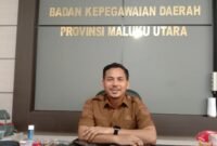 Plt Kepala BKD Maluku Utara, Zulkifli Bian, usai diwawancarai awak media di ruang kerjanya, Senin (21/7/2025). || Doc : IL_kasedata.id