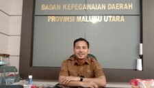 Plt Kepala BKD Maluku Utara, Zulkifli Bian, usai diwawancarai awak media di ruang kerjanya, Senin (21/7/2025). || Doc : IL_kasedata.id
