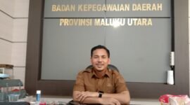 Plt Kepala BKD Maluku Utara, Zulkifli Bian, usai diwawancarai awak media di ruang kerjanya, Senin (21/7/2025). || Doc : IL_kasedata.id