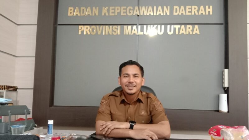 Plt Kepala BKD Maluku Utara, Zulkifli Bian, usai diwawancarai awak media di ruang kerjanya, Senin (21/7/2025). || Doc : IL_kasedata.id