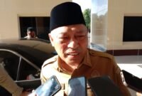 Wakil Gubernur Maluku Utara, Sarbin Sehe, saat diwawancarai awak media dihalaman Kantor Gubenur Malut, Senin (21/7/2025). || Doc : IL_kasedata.id