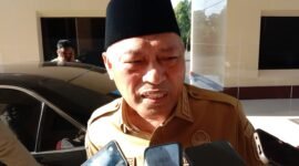 Wakil Gubernur Maluku Utara, Sarbin Sehe, saat diwawancarai awak media dihalaman Kantor Gubenur Malut, Senin (21/7/2025). || Doc : IL_kasedata.id