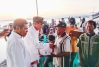 Wakil Bupati Halsel, Helmi Umar Muchsin, saat menyerahkan bantuan nelayan di Desa Gandasuli, Bacan Selatan, Rabu kemarin (23/7/2025). 