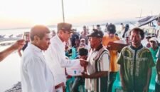 Wakil Bupati Halsel, Helmi Umar Muchsin, saat menyerahkan bantuan nelayan di Desa Gandasuli, Bacan Selatan, Rabu kemarin (23/7/2025). 