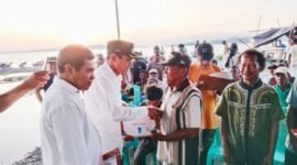 Wakil Bupati Halsel, Helmi Umar Muchsin, saat menyerahkan bantuan nelayan di Desa Gandasuli, Bacan Selatan, Rabu kemarin (23/7/2025). 