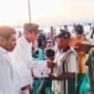 Wakil Bupati Halsel, Helmi Umar Muchsin, saat menyerahkan bantuan nelayan di Desa Gandasuli, Bacan Selatan, Rabu kemarin (23/7/2025). 