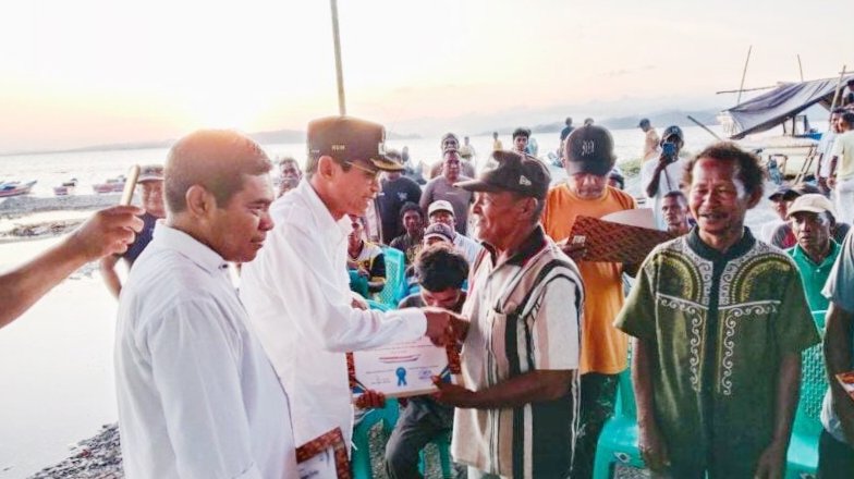 Wakil Bupati Halsel, Helmi Umar Muchsin, saat menyerahkan bantuan nelayan di Desa Gandasuli, Bacan Selatan, Rabu kemarin (23/7/2025). 