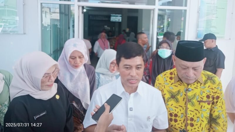 Wamenkes  Dante Saksono Harbuwono, diwawancarai saat melakukan kunjungan kerja ke RSUD CB Ternate || Foto : sukarsi_kasedata