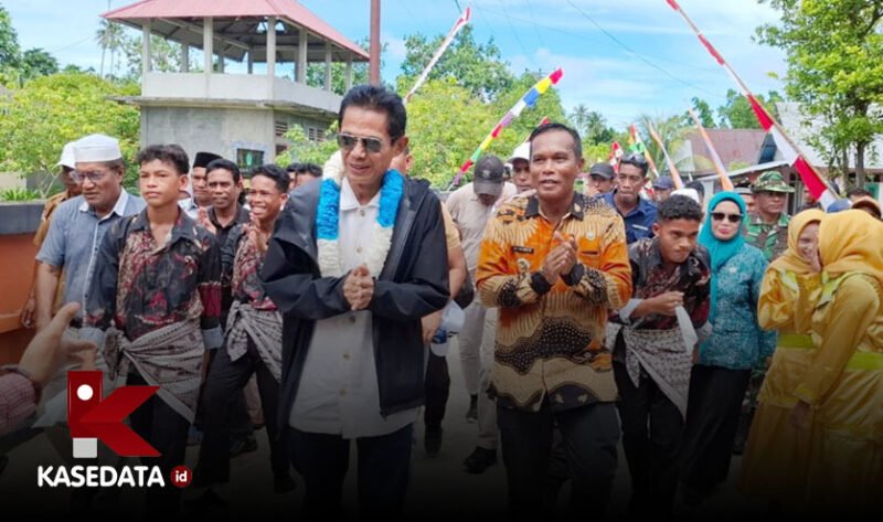 Wakil Bupati, Helmi Umar Muchsin, saat  melakukan kunjungan kerja di Kecamatan Kayoa, Kabupaten Halmahera Selatan || Dok : ridal_kasedata