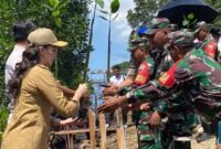 Gubernur Maluku Utara, Sherly Tjoanda saat menghadiri aksi penanaman sejuta pohon mangrove.
