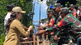 Gubernur Maluku Utara, Sherly Tjoanda saat menghadiri aksi penanaman sejuta pohon mangrove.