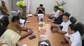 Wagub Sarbin Sehe memimpin rapat bersama Kementerian PU yang dihadir langsung Kepala sub Dirjen wilayah II Prasarana strategis dukungan perekonomian, Peribadatan, Olahraga, Kesehatan, Sosial budaya, Ervin Delmisa.