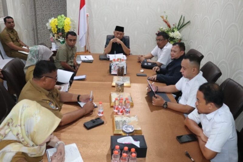 Wagub Sarbin Sehe memimpin rapat bersama Kementerian PU yang dihadir langsung Kepala sub Dirjen wilayah II Prasarana strategis dukungan perekonomian, Peribadatan, Olahraga, Kesehatan, Sosial budaya, Ervin Delmisa.