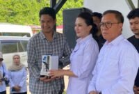 Owner Caffe Cukeyevo menerima alat bantuan kopi dari Gubernur Maluku Utara, Sherly Tjoanda Laos.