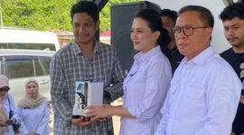 Owner Caffe Cukeyevo menerima alat bantuan kopi dari Gubernur Maluku Utara, Sherly Tjoanda Laos.