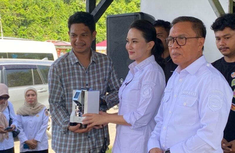 Owner Caffe Cukeyevo menerima alat bantuan kopi dari Gubernur Maluku Utara, Sherly Tjoanda Laos.