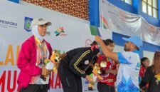 Kepala Dinas Pemuda dan Olahraga Maluku Utara, Syaifuddin Djuba mengalungkan medali kepada salah satu peserta peraih medali emas. || foto : Dispora Malut