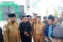 Bupati Kabupaten Halsel, Hasan Ali Bassam Kasuba, berdialog dengan mahasiswa IPMB yang menuntut pemberhentian Kades Busua dari jabatannya. || foto : kasedata.id