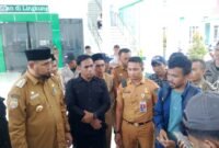 Bupati Kabupaten Halsel, Hasan Ali Bassam Kasuba, berdialog dengan mahasiswa IPMB yang menuntut pemberhentian Kades Busua dari jabatannya. || foto : kasedata.id