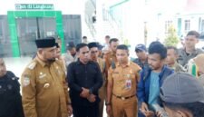Bupati Kabupaten Halsel, Hasan Ali Bassam Kasuba, berdialog dengan mahasiswa IPMB yang menuntut pemberhentian Kades Busua dari jabatannya. || foto : kasedata.id