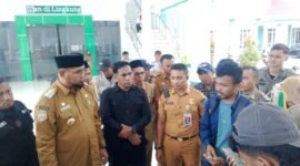 Bupati Kabupaten Halsel, Hasan Ali Bassam Kasuba, berdialog dengan mahasiswa IPMB yang menuntut pemberhentian Kades Busua dari jabatannya. || foto : kasedata.id