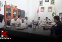 Suasana rapat di ruangan Kabag pemerintahan bersama wakil bupati dan kapala desa Mangon dan kepala desa Man Gega || Foto : karno_kasedata
