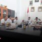 Suasana rapat di ruangan Kabag pemerintahan bersama wakil bupati dan kapala desa Mangon dan kepala desa Man Gega || Foto : karno_kasedata