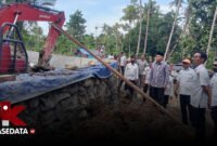 Wakil Gubernur Maluku Utara, Sarbin Sehe, saat meninjau pekerjaan pembangunan talut di Kepulauan Sula || Foto : Karno_kasedata 