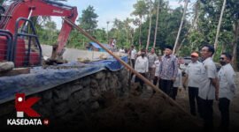 Wakil Gubernur Maluku Utara, Sarbin Sehe, saat meninjau pekerjaan pembangunan talut di Kepulauan Sula || Foto : Karno_kasedata 