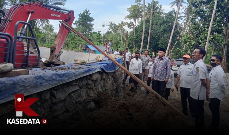 Wakil Gubernur Maluku Utara, Sarbin Sehe, saat meninjau pekerjaan pembangunan talut di Kepulauan Sula || Foto : Karno_kasedata 