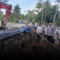 Wakil Gubernur Maluku Utara, Sarbin Sehe, saat meninjau pekerjaan pembangunan talut di Kepulauan Sula || Foto : Karno_kasedata 