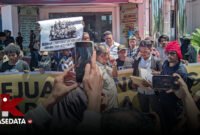 Front Perjuangan untuk Demokrasi (FPUD) Maluku Utara saat menggelar aksi di depan Kantor Kejati Maluku Utara || Foto : sukarsi_kasedata