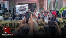 Front Perjuangan untuk Demokrasi (FPUD) Maluku Utara saat menggelar aksi di depan Kantor Kejati Maluku Utara || Foto : sukarsi_kasedata