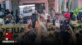 Front Perjuangan untuk Demokrasi (FPUD) Maluku Utara saat menggelar aksi di depan Kantor Kejati Maluku Utara || Foto : sukarsi_kasedata