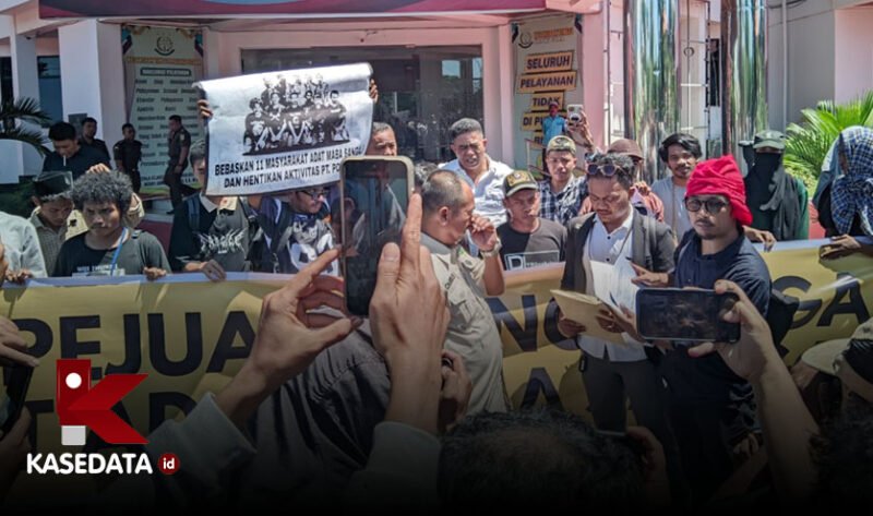Front Perjuangan untuk Demokrasi (FPUD) Maluku Utara saat menggelar aksi di depan Kantor Kejati Maluku Utara || Foto : sukarsi_kasedata
