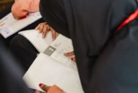 Peserta program PELITA mempelajari materi dari buku HSK sebagai bagian dari pelatihan Bahasa Mandarin yang akan dijalani selama 6-7 bulan ke depan. (Dok. Harita Nickel)