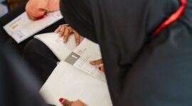 Peserta program PELITA mempelajari materi dari buku HSK sebagai bagian dari pelatihan Bahasa Mandarin yang akan dijalani selama 6-7 bulan ke depan. (Dok. Harita Nickel)