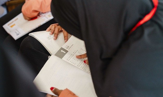 Peserta program PELITA mempelajari materi dari buku HSK sebagai bagian dari pelatihan Bahasa Mandarin yang akan dijalani selama 6-7 bulan ke depan. (Dok. Harita Nickel)